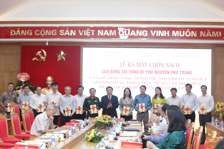 Trao tặng sách cho đại diện các cơ quan, đơn vị.