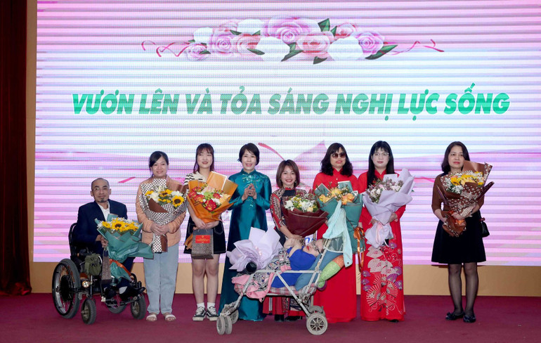 Thứ trưởng Kế hoạch và Đầu tư Nguyễn Thị Bích Ngọc, thay mặt Bộ trưởng trao tặng những bó hoa tươi thắm đến đại diện các nhóm yếu thế do Bộ Kế hoạch và Đầu tư bảo trợ.