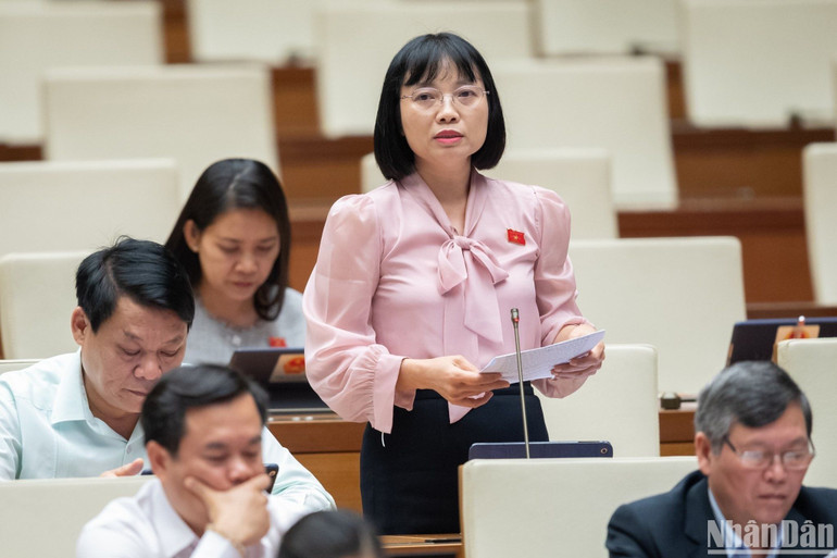 Đại biểu Nguyễn Thị Việt Nga (đoàn Hải Dương) tham gia ý kiến thảo luận. (Ảnh: DUY LINH)