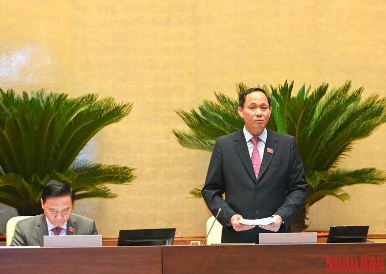 Phó Chủ tịch Quốc hội Trần Quang Phương điều hành phiên họp sáng 31/10. Ảnh: DUY LINH