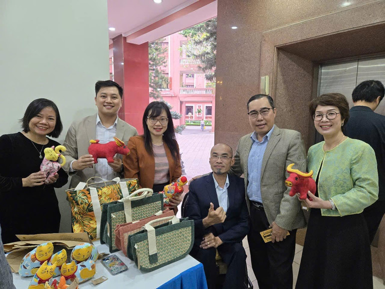 Các đại biểu tham quan gian trưng bày của KymViet, một trong 8 nhóm người yếu thế được Bộ Kế hoạch và Đầu tư bảo trợ những năm qua. Các đại biểu tham quan gian trưng bày của KymViet, một trong 8 nhóm người yếu thế được Bộ Kế hoạch và Đầu tư bảo trợ những năm qua.