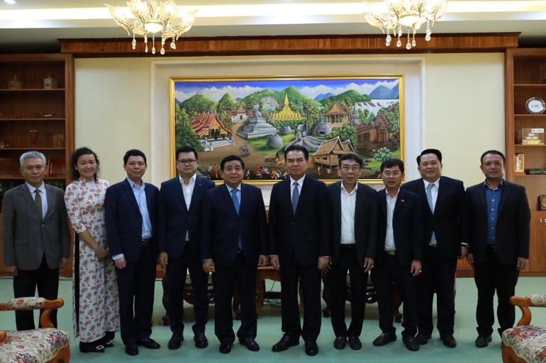 Hai Bộ trưởng và các đại biểu chụp ảnh lưu niệm.