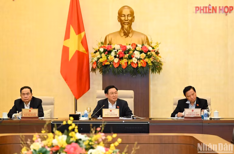 Chủ tịch Quốc hội Vương Đình Huệ và các Phó Chủ tịch Quốc hội tại phiên họp. (Ảnh: DUY LINH) Chủ tịch Quốc hội Vương Đình Huệ và các Phó Chủ tịch Quốc hội tại phiên họp. (Ảnh: DUY LINH)