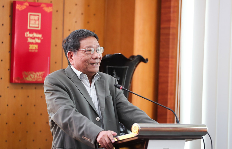 PGS, TS Đặng Văn Bài, Phó Chủ tịch Hội đồng Di sản văn hóa Quốc gia bày tỏ ấn tượng với các ấn phẩm lịch năm 2024 của Nhà xuất bản.