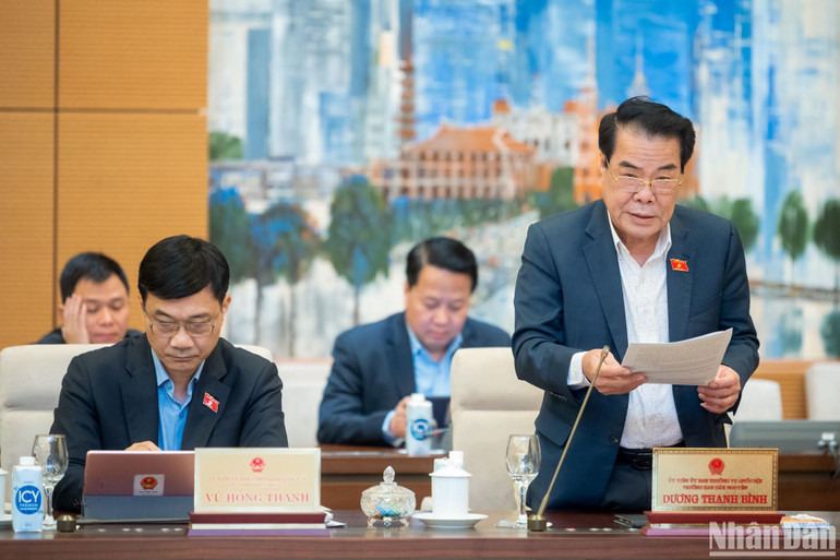 Trưởng Ban Dân nguyện thuộc Ủy ban Thường vụ Quốc hội Dương Thanh Bình trình bày báo cáo công tác dân nguyện của Quốc hội tháng 3/2023. (Ảnh: DUY LINH)