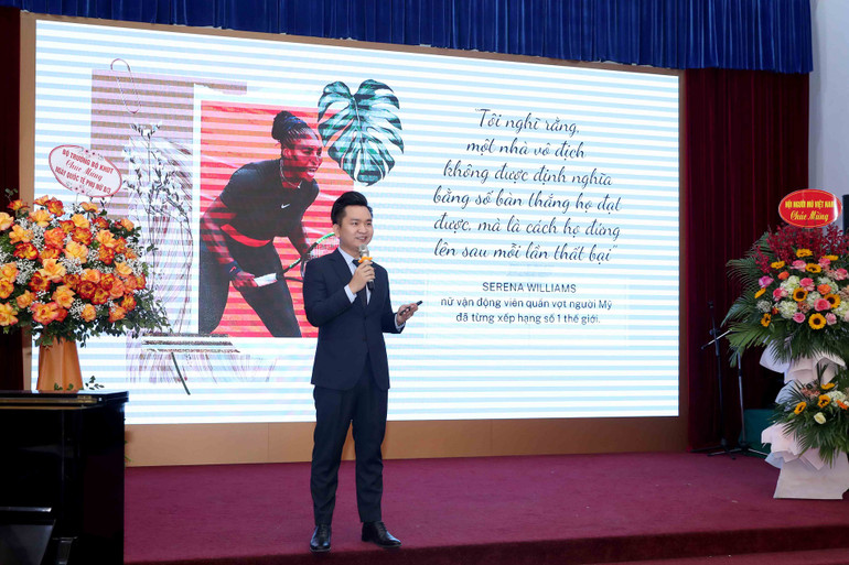 MC Hạnh Phúc trình bày chuyên đề “Vui khỏe, tự tin để vươn lên và tỏa sáng nghị lực sống”.