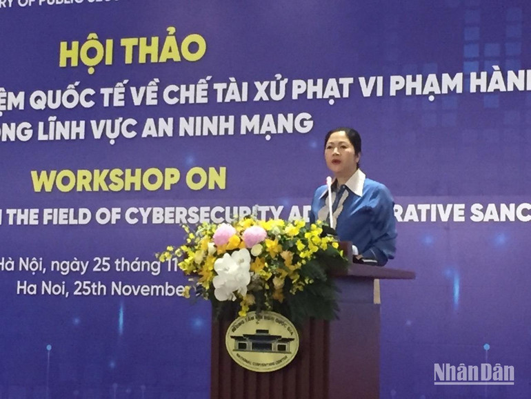 Bà Nguyễn Thanh Hà, Phó Cục trưởng Cục Quản lý xử phạt vi phạm hành chính và theo dõi thi hành pháp luật (Bộ Tư pháp), trình bày tham luận với chủ đề “Khuyến nghị xây dựng quy định của pháp luật về xử phạt vi phạm hành chính trong lĩnh vực an ninh mạng”. (Ảnh: VĂN TOẢN)