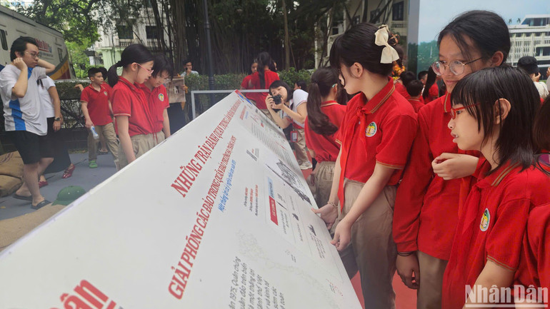 Các em học sinh lớp 4D Trường Tiểu học Tràng An (quận Hoàn Kiếm) thích thú tham quan triển lãm. Các em học sinh lớp 4D Trường Tiểu học Tràng An (quận Hoàn Kiếm) thích thú tham quan triển lãm.