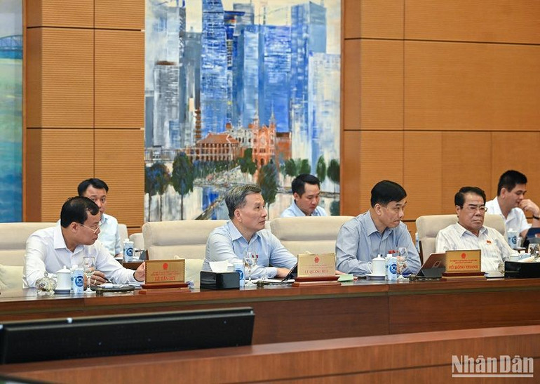 Các thành viên Ủy ban Thường vụ Quốc hội dự phiên họp sáng 12/6. (Ảnh: DUY LINH) Các thành viên Ủy ban Thường vụ Quốc hội dự phiên họp sáng 12/6. (Ảnh: DUY LINH)