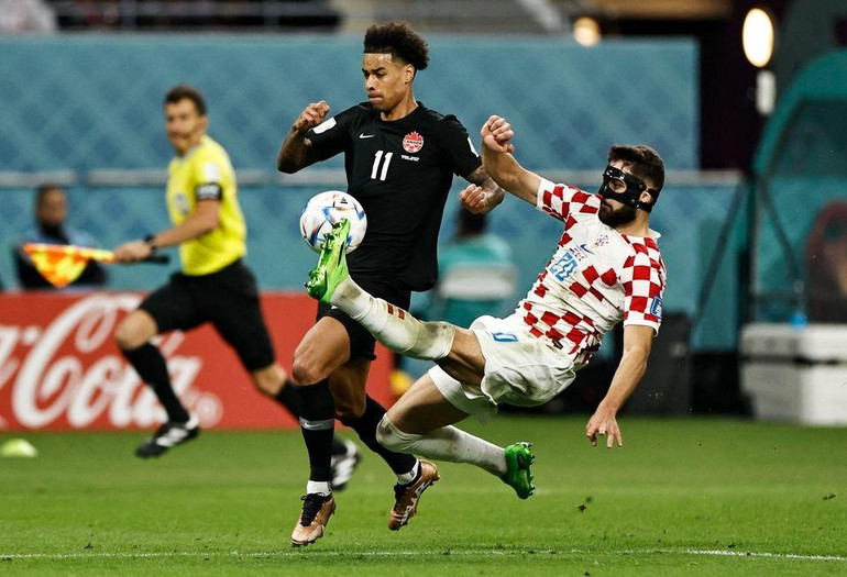 Một pha tranh chấp bóng giữa cầu thủ 2 đội trong trận đấu. (Ảnh: Reuters) Một pha tranh chấp bóng giữa cầu thủ 2 đội trong trận đấu. (Ảnh: Reuters)