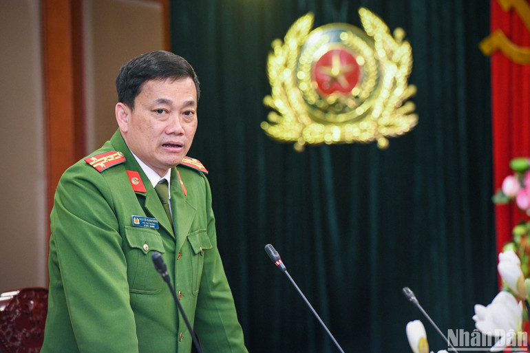 Đại tá Nguyễn Mạnh Hùng, Ủy viên Ban Thường vụ Đảng ủy, Phó Cục trưởng Cục Cảnh sát điều tra tội phạm về tham nhũng, kinh tế, buôn lậu phát biểu tại buổi tiếp đón đoàn công tác của Báo Nhân Dân. (Ảnh: THÀNH ĐẠT)