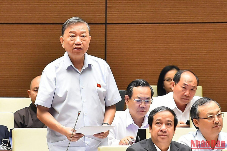 Bộ trưởng Công an Tô Lâm giải trình một số vấn đề đại biểu Quốc hội quan tâm. (Ảnh: THỦY NGUYÊN)