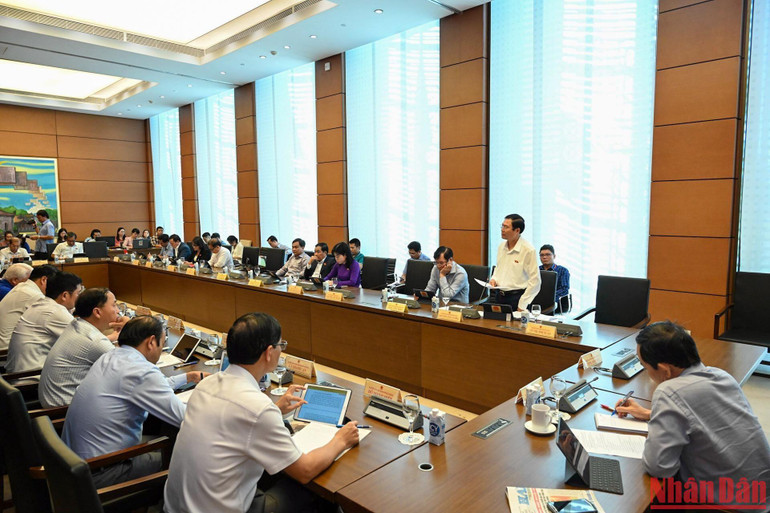 Quang cảnh thảo luận ở Tổ 12. (Ảnh: DUY LINH)