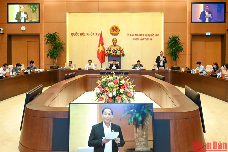 Phó Chủ tịch Quốc hội Trần Quang Phương điều hành phiên thảo luận.