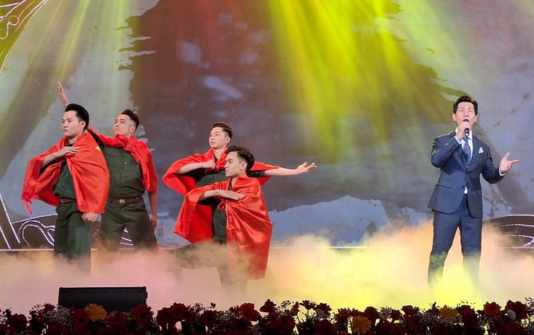 Với những ca từ đầy ý nghĩa, mang âm hưởng hào hùng, không gian âm nhạc tại chương trình đã làm sống dậy những năm tháng chiến đấu đầy vẻ vang của dân tộc.