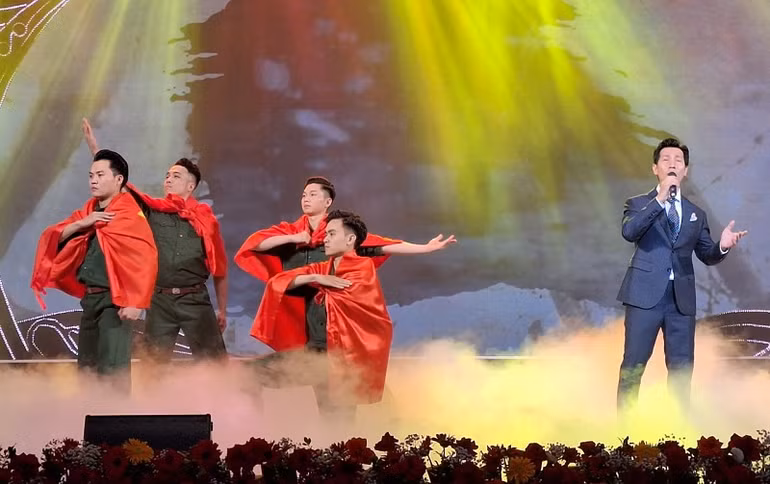 Với những ca từ đầy ý nghĩa, mang âm hưởng hào hùng, không gian âm nhạc tại chương trình đã làm sống dậy những năm tháng chiến đấu đầy vẻ vang của dân tộc.