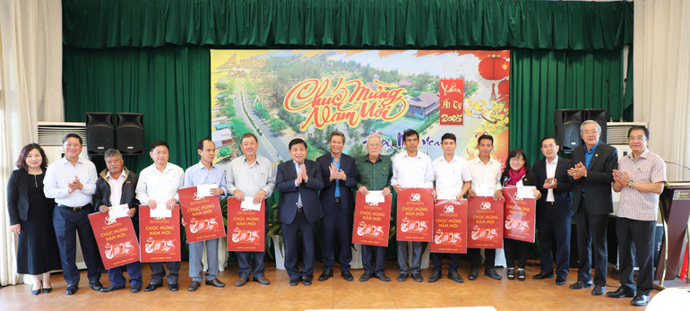 Bộ trưởng Nguyễn Chí Dũng và các thành viên trong Đoàn công tác tặng quà Tết cho các thôn, xóm.