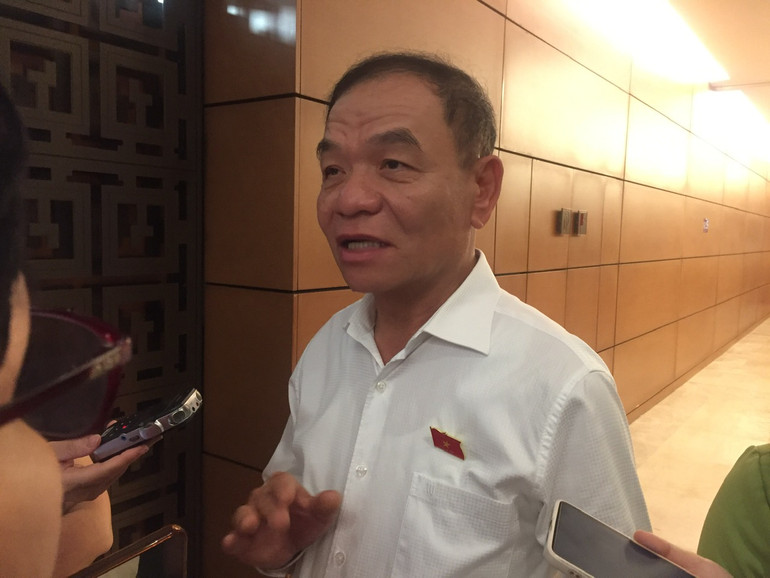 Đại biểu Lê Thanh Vân (đoàn Cà Mau) trả lời câu hỏi của phóng viên bên hành lang Quốc hội.