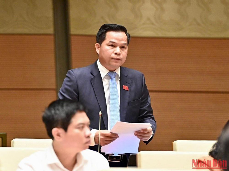 Đại biểu Bế Minh Đức (đoàn Cao Bằng) phát biểu ý kiến tại phiên họp. Ảnh: ĐĂNG KHOA