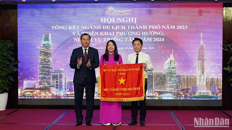 Sở Du lịch Thành phố Hồ Chí Minh nhận Cờ thi đua của Bộ Văn hóa, Thể thao và Du lịch.