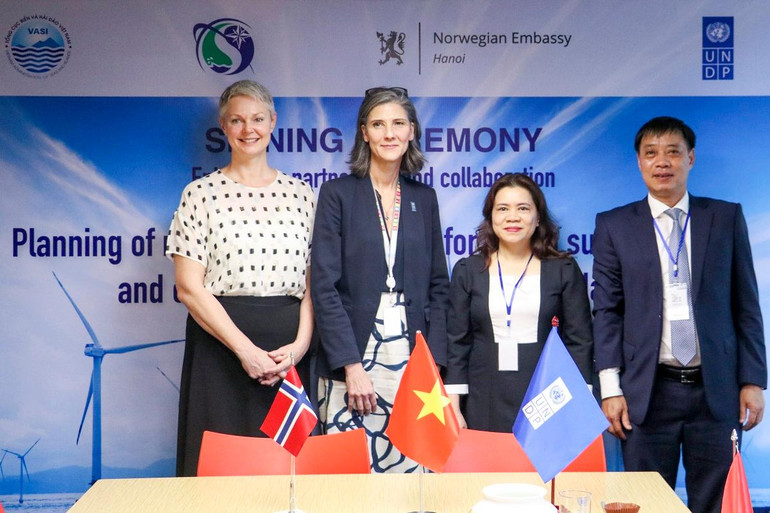 Các đại biểu chụp ảnh lưu niệm tại Lễ ký kết. (Ảnh: UNDP)