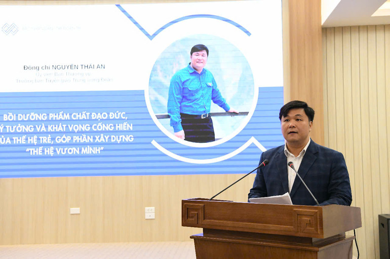 Đồng chí Nguyễn Thái An - Ủy viên Ban Thường vụ, Trưởng Ban Tuyên giáo Trung ương Đoàn trình bày tham luận. (Ảnh: THẾ DƯƠNG)