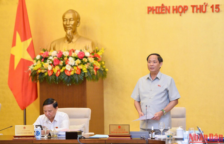 Phó Chủ tịch Quốc hội Trần Quang Phương điều hành phiên thảo luận chiều 14/9. (Ảnh: DUY LINH)