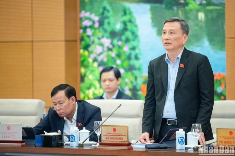 Chủ nhiệm Ủy ban Khoa học, Công nghệ và Môi trường Lê Quang Huy tham gia ý kiến thảo luận về dự án Luật. (Ảnh: DUY LINH)