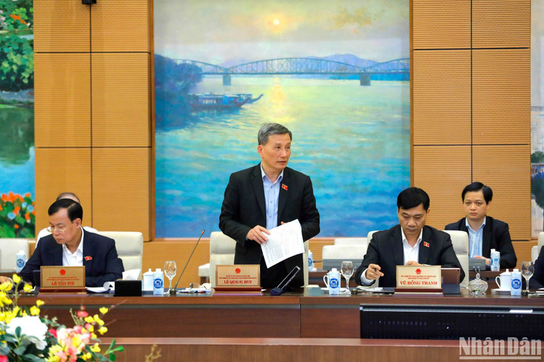 Chủ nhiệm Ủy ban Khoa học, Công nghệ và Môi trường Lê Quang Huy trình bày báo cáo thẩm tra sơ bộ về dự án Luật. (Ảnh: DUY LINH)