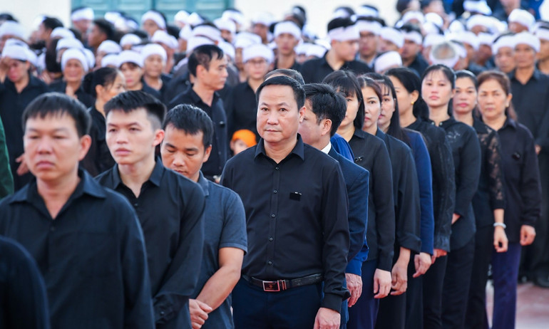 Hàng nghìn đoàn của lãnh đạo các cấp và nhân dân cả nước, kiều bào và bạn bè quốc tế viếng Tổng Bí thư ảnh 7 Hàng nghìn đoàn của lãnh đạo các cấp và nhân dân cả nước, kiều bào và bạn bè quốc tế viếng Tổng Bí thư ảnh 7