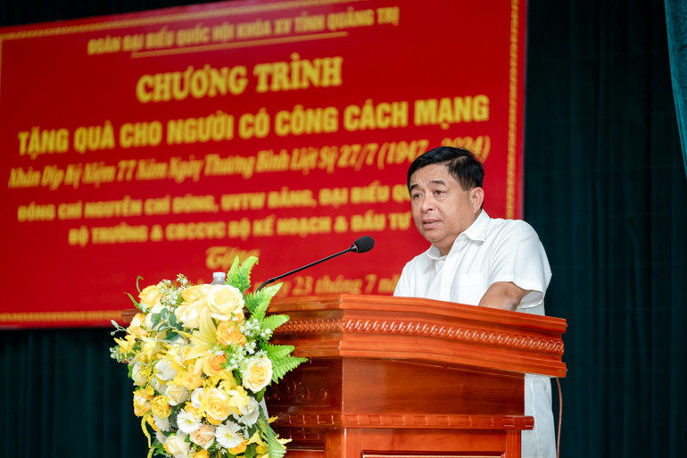 Bộ trưởng Nguyễn Chí Dũng phát biểu trong chương trình trao quà tại huyện Vĩnh Linh, tỉnh Quảng Trị. (Ảnh: MINH SƠN)