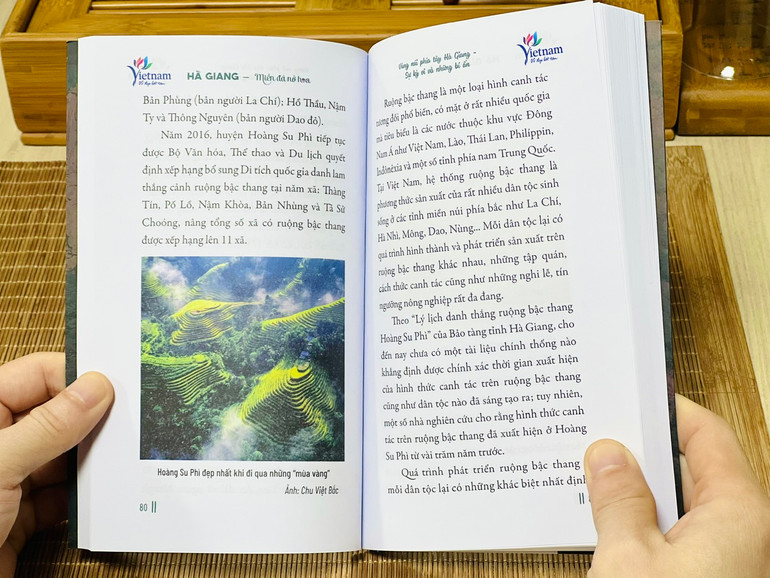 Từng trang sách như một bức tranh sống động, ghi lại những khoảnh khắc bình dị mà quyến rũ của đất trời Hà Giang. Từng trang sách như một bức tranh sống động, ghi lại những khoảnh khắc bình dị mà quyến rũ của đất trời Hà Giang.