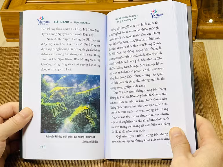 Từng trang sách như một bức tranh sống động, ghi lại những khoảnh khắc bình dị mà quyến rũ của đất trời Hà Giang.