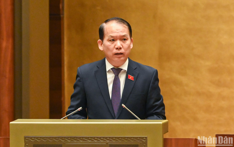 Chủ nhiệm Ủy ban Pháp luật của Quốc hội Hoàng Thanh Tùng báo cáo giải trình, tiếp thu, chỉnh lý dự thảo Nghị quyết về Chương trình xây dựng luật, pháp lệnh năm 2025, điều chỉnh Chương trình xây dựng luật, pháp lệnh năm 2024. (Ảnh: DUY LINH)