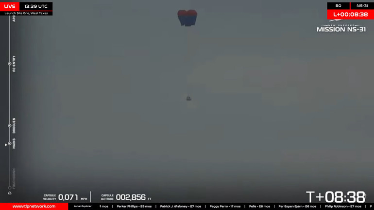 Sau khoảng 8 phút ở trong không gian, cabin chở phi hành đoàn bắt đầu bung dù để hạ cánh.