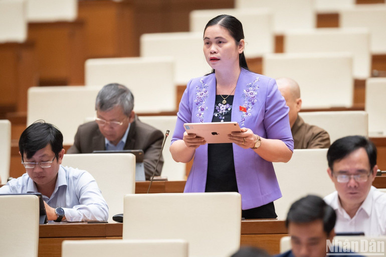 Đại biểu Ma Thị Thúy góp ý kiến vào dự thảo Luật Hợp tác xã (sửa đổi). (Ảnh: DUY LINH)