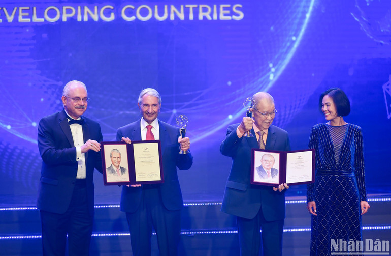 Đồng Chủ tịch Hội đồng sơ khảo, Giáo sư Nguyễn Thục Quyên và Giáo sư Albert Pisano trao cup và chứng nhận đến hai nhà khoa học đạt giải. (Ảnh: THÀNH ĐẠT) Đồng Chủ tịch Hội đồng sơ khảo, Giáo sư Nguyễn Thục Quyên và Giáo sư Albert Pisano trao cup và chứng nhận đến hai nhà khoa học đạt giải. (Ảnh: THÀNH ĐẠT)