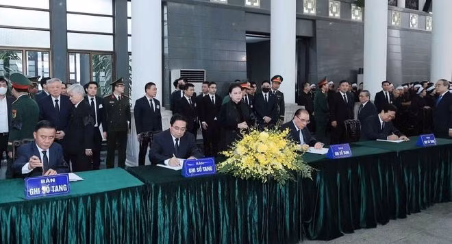 Các đồng chí lãnh đạo, nguyên lãnh đạo Đảng và Nhà nước ghi sổ tang. (Ảnh: TTXVN)