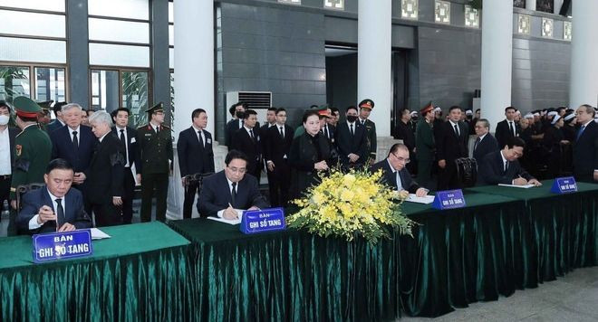 Các đồng chí lãnh đạo, nguyên lãnh đạo Đảng và Nhà nước ghi sổ tang. (Ảnh: TTXVN)