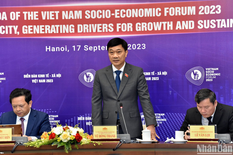 Chủ nhiệm Ủy ban Kinh tế Vũ Hồng Thanh trả lời câu hỏi của phóng viên tại họp báo. (Ảnh: DUY LINH)