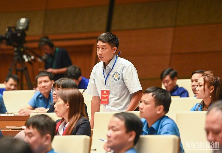 Anh Đinh Xuân Đức, công nhân Công ty TNHH Khởi Hùng, tỉnh Khánh Hòa nêu kiến nghị, đề xuất tại diễn đàn. (Ảnh: DUY LINH)