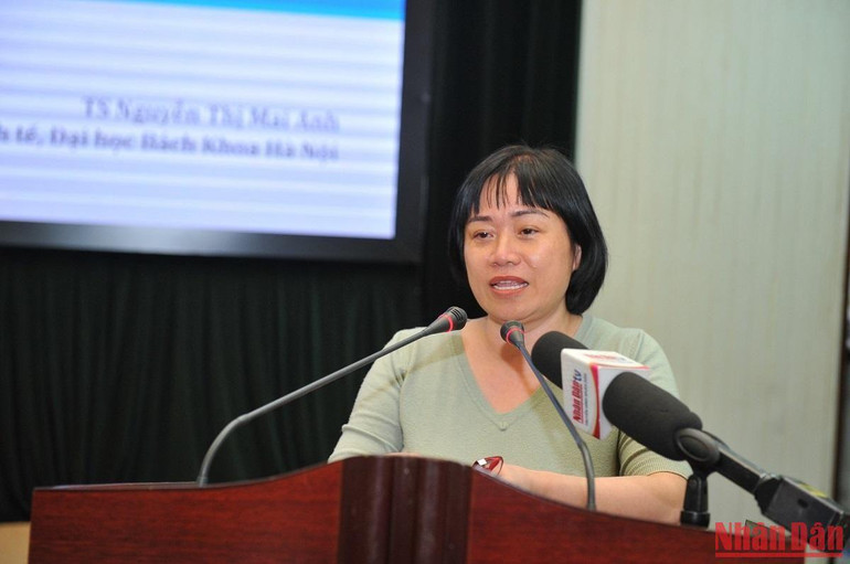 TS Nguyễn Thị Mai Anh, Chuyên gia kinh tế lượng, Đại học Bách khoa Hà Nội trình bày tham luận về các kịch bản đầu tư lưới điện truyền tải ở Việt Nam. (Ảnh: ĐĂNG KHOA)