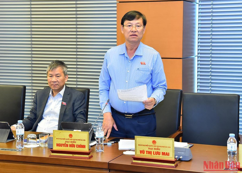 Đại biểu Nguyễn Hữu Chính phát biểu trong phiên thảo luận tổ. (Ảnh: THỦY NGUYÊN)