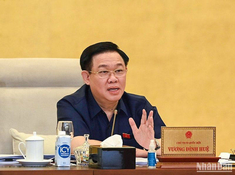 Chủ tịch Quốc hội Vương Đình Huệ tham gia ý kiến thảo luận trong phiên họp chiều 25/8. (Ảnh: DUY LINH)