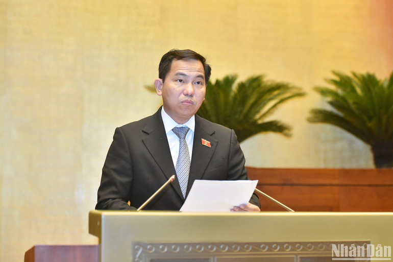 Chủ nhiệm Ủy ban Tài chính, Ngân sách Lê Quang Mạnh trình bày báo cáo thẩm tra về dự án Luật Thuế giá trị gia tăng (sửa đổi). (Ảnh: ĐĂNG KHOA) Chủ nhiệm Ủy ban Tài chính, Ngân sách Lê Quang Mạnh trình bày báo cáo thẩm tra về dự án Luật Thuế giá trị gia tăng (sửa đổi). (Ảnh: ĐĂNG KHOA)