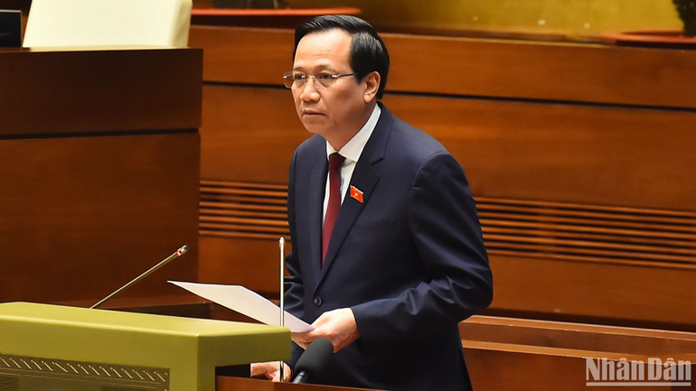 Bộ trưởng Lao động-Thương binh và Xã hội Đào Ngọc Dung trình bày tờ trình về dự án Luật Việc làm (sửa đổi). (Ảnh: THỦY NGUYÊN)