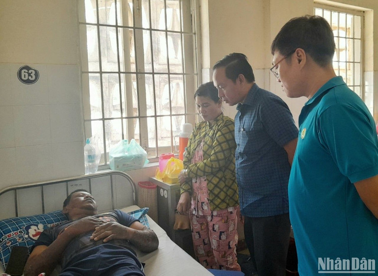 Lãnh đạo Liên đoàn Lao động tỉnh Bình Dương thăm hỏi công nhân Thạch Ra đang điều trị tại Bệnh viện đa khoa tỉnh Bình Dương.