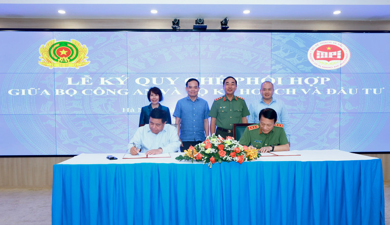 Bộ trưởng Công an Lương Tam Quang và Bộ trưởng Kế hoạch và Đầu tư Nguyễn Chí Dũng ký Quy chế phối hợp giữa hai cơ quan.