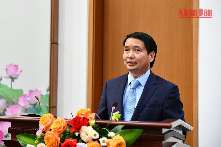 Phó Chủ nhiệm Văn phòng Quốc hội, Trợ lý Chủ tịch Quốc hội Phạm Thái Hà thông báo nhanh kết quả Kỳ họp thứ 4, Quốc hội khóa XV tại buổi họp báo. (Ảnh: THỦY NGUYÊN)