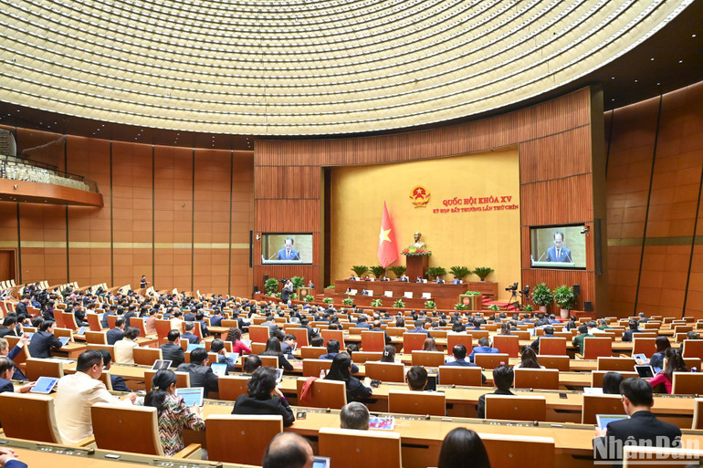 Chủ nhiệm Ủy ban Pháp luật và Tư pháp Hoàng Thanh Tùng trình bày báo cáo giải trình, tiếp thu, chỉnh lý dự thảo Nghị quyết trước khi Quốc hội bấm nút thông qua. (Ảnh: DUY LINH)